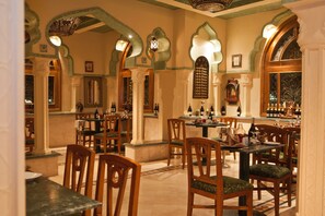 10 restaurantes; se sirven desayunos, almuerzos y cocina internacional 