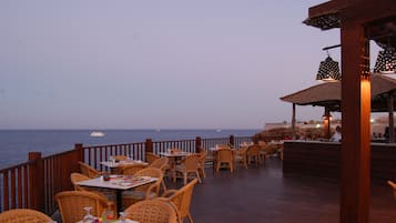 10 restaurants, breakfast, lunch, dinner served; international cuisine