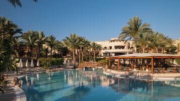 8 utendørsbassenger, bassengparasoller og solsenger