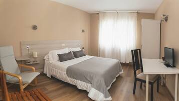 Kamer, 1 twee- of 2 eenpersoonsbedden | Een bureau, gratis babybedden, gratis wifi, beddengoed