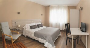 Double or Twin Room | Desk, free cribs/infant beds, free WiFi, bed sheets - Hotel Voar (Ribadeo)