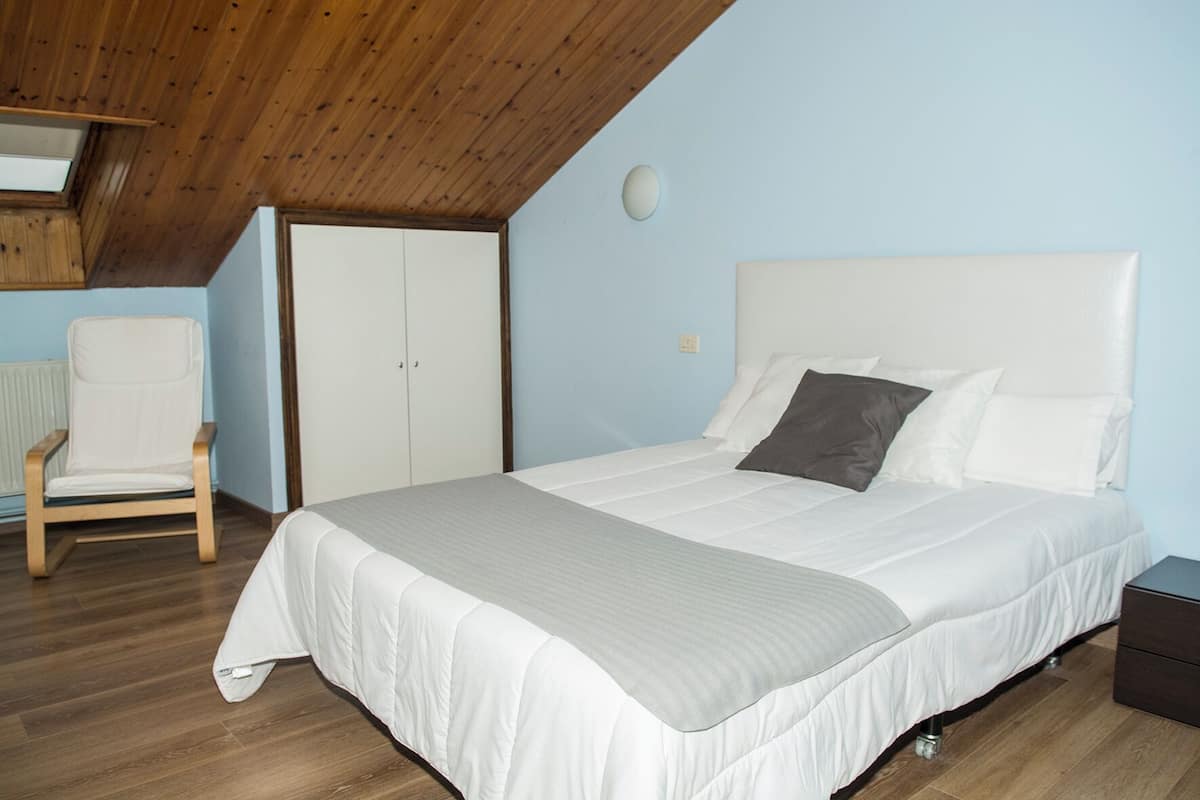 Kamer, 1 twee- of 2 eenpersoonsbedden | Een bureau, gratis babybedden, gratis wifi, beddengoed