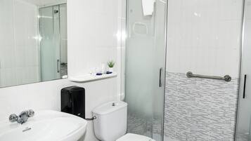 Kostenlose Toilettenartikel, Haartrockner, Bidet, Handtücher