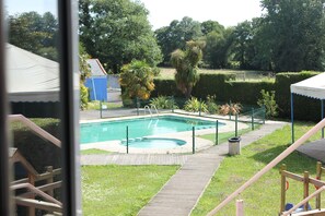 Piscine extérieure, chaises longues