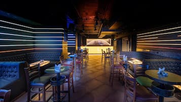 Bar (trong khuôn viên)