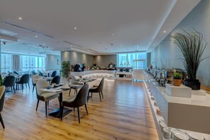 2 restoran dengan sajian masakan internasional