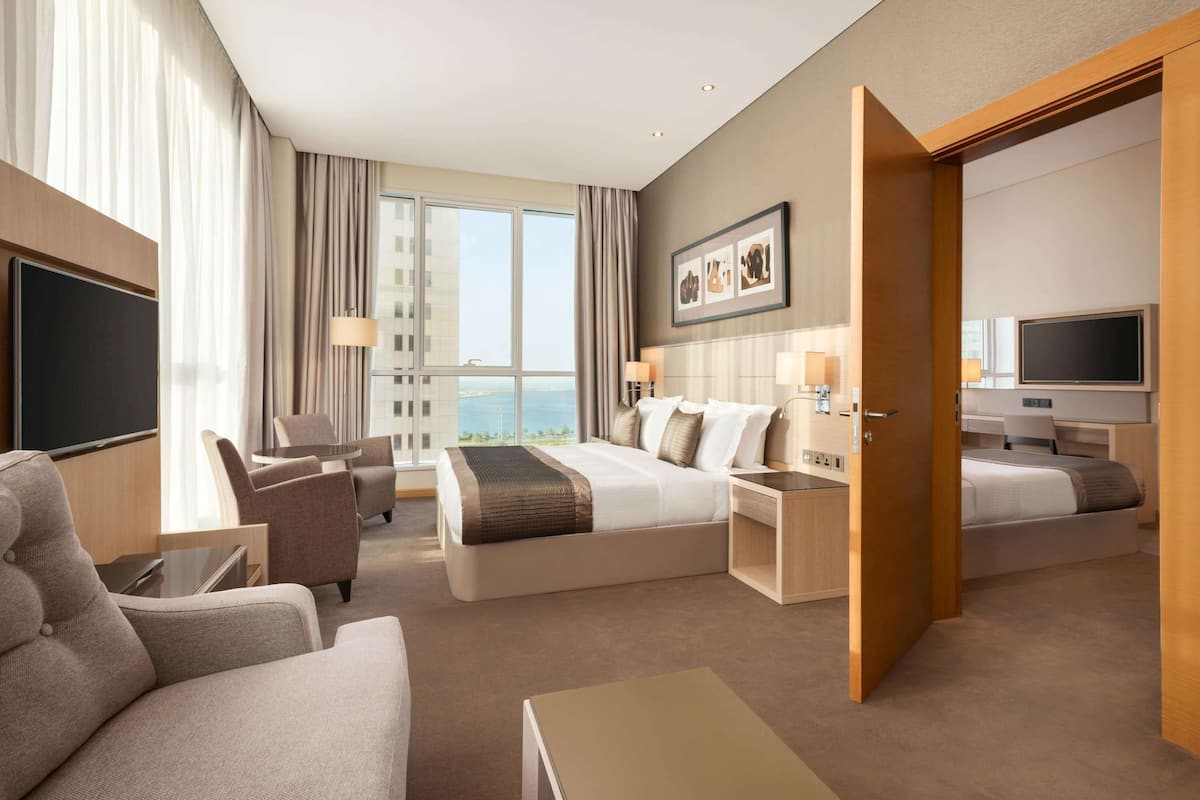 Minibar, coffres-forts dans les chambres, bureau
