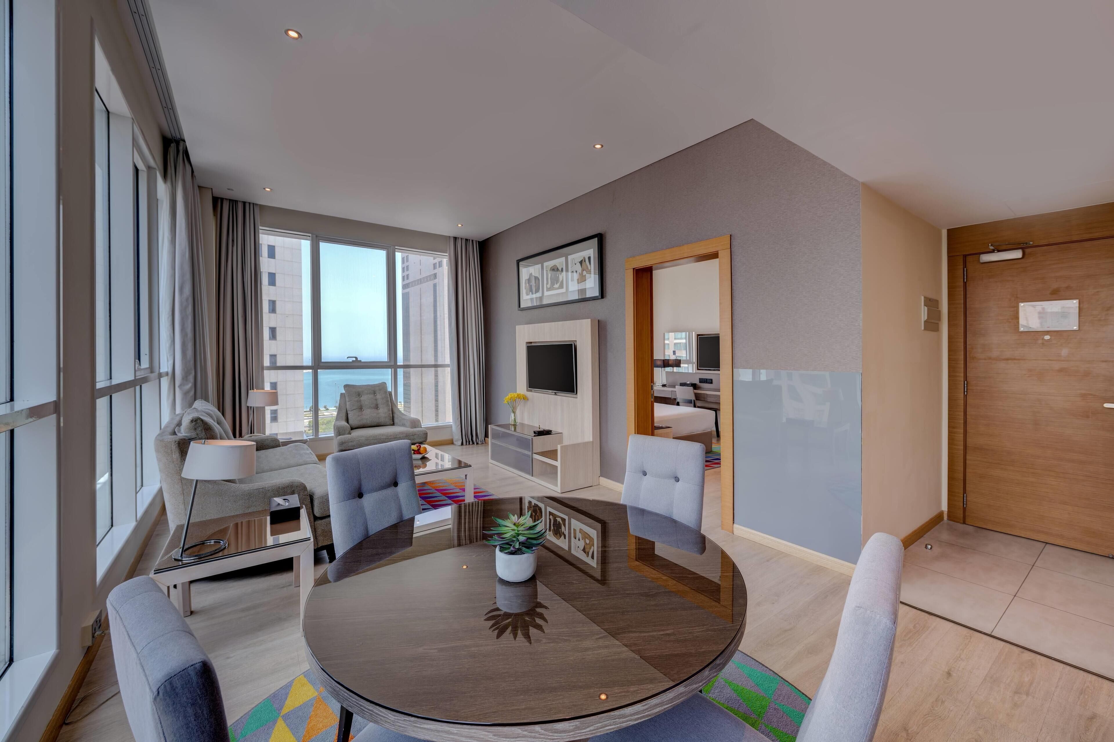 Minibar, caja de seguridad en la habitación y escritorio 