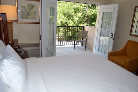 Standard Room, 1 Queen Bed, Refrigerator, Park View | Premium bedding, pillowtop beds, individually decorated