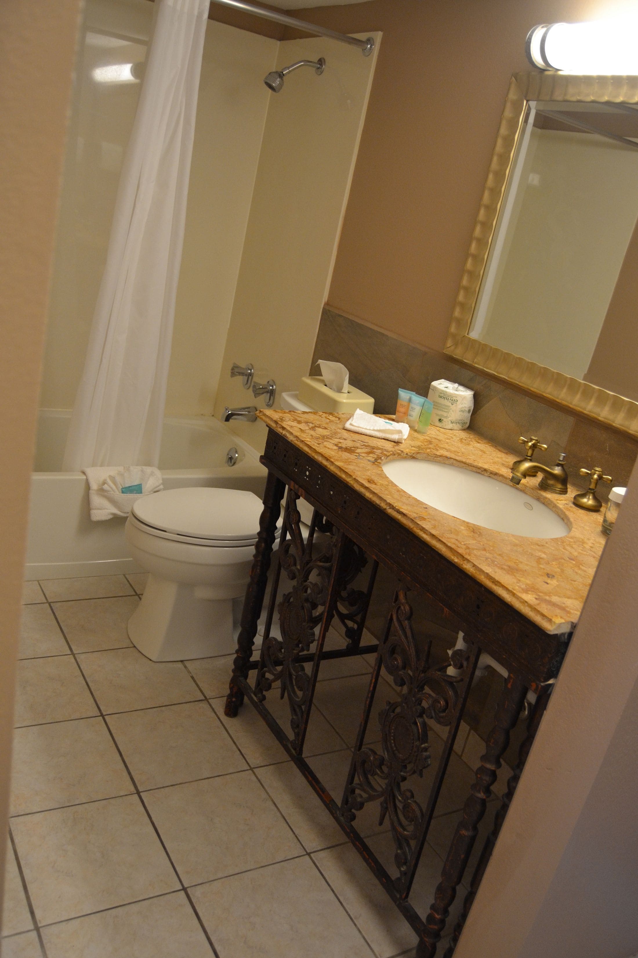 Une salle de bain avec une baignoire, des toilettes, un lavabo et un miroir.