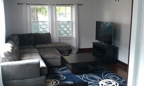 Televisi layar datar 55-inci dengan saluran TV kabel dan TV