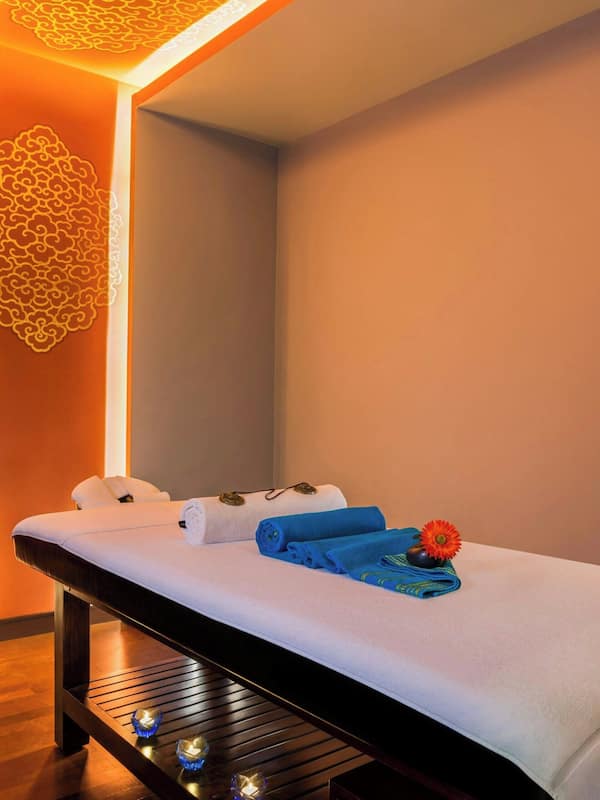 Couples treatment rooms, sauna, steam room, body treatments