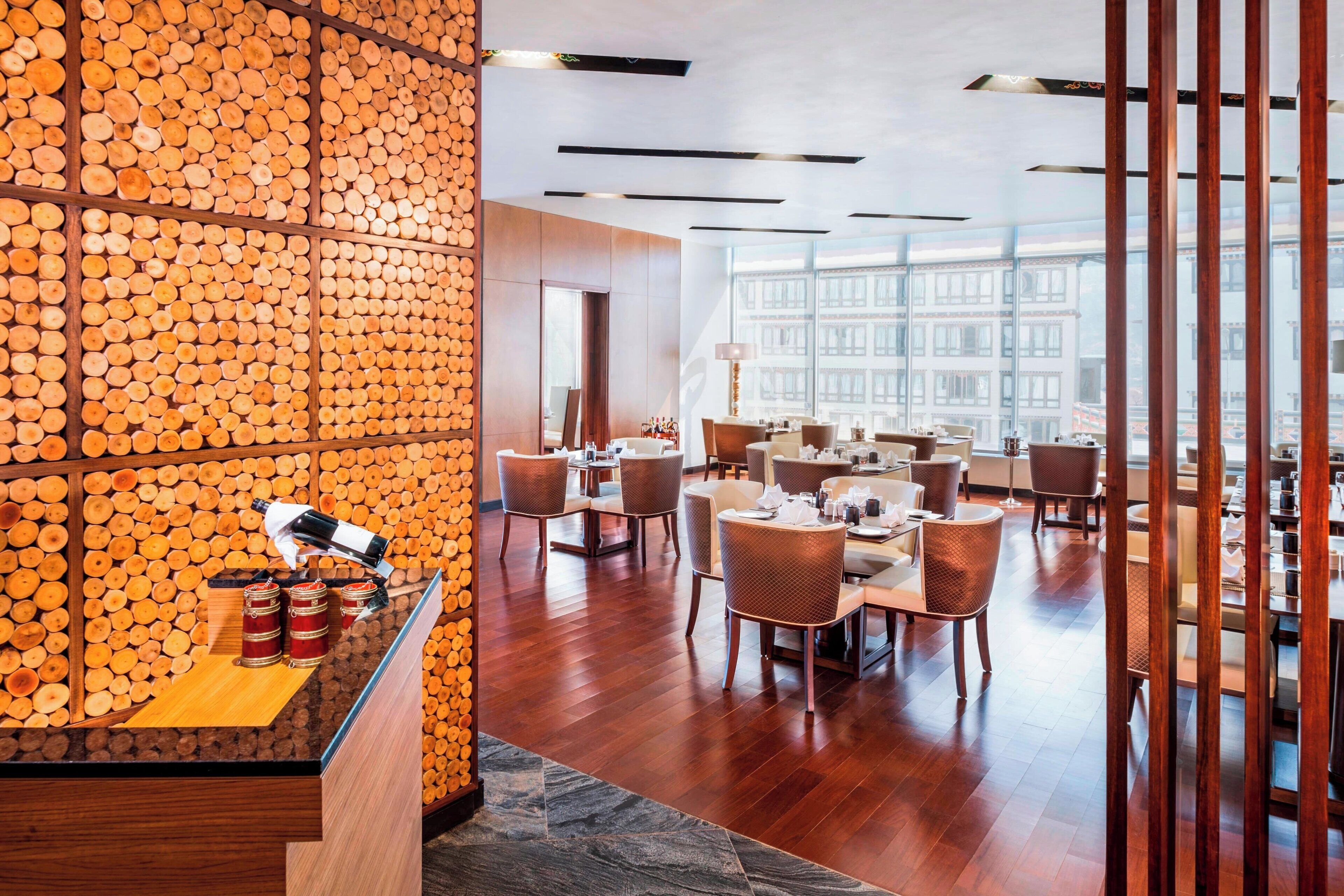 2 間餐廳；供應晚餐；亞洲菜