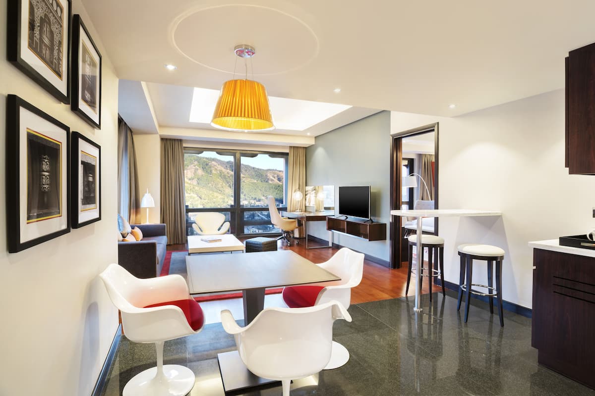 1 phòng ngủ, bộ đồ giường cao cấp, minibar, két bảo mật tại phòng 