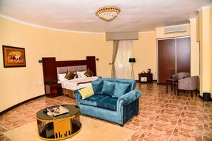 Minibar, värdeförvaringsskåp på rummet och skrivbord