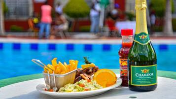 Se sirven desayunos, comidas, cenas y cocina internacional