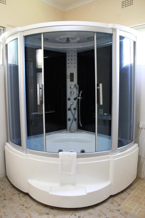 Combined shower/bathtub, free toiletries, hair dryer, slippers - Chamba Valley Exotic Hotel (Lusaka)