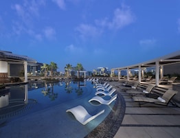 2 piscinas al aire libre (de 06:30 a 20:00), sombrillas, tumbonas