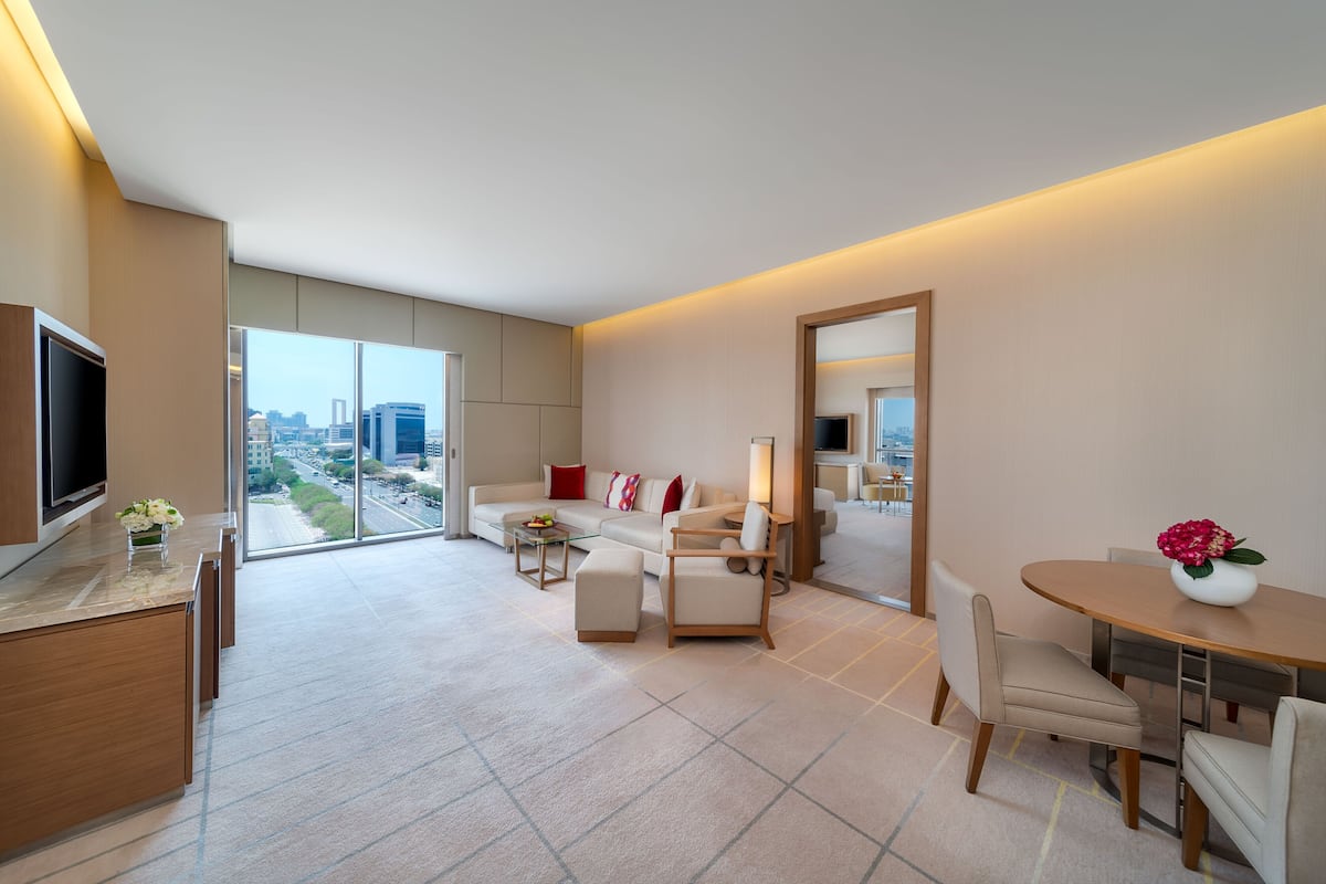 One-Bedroom Executive Suite - Free Breakfast & Lounge Access | Minibar, in-room safe, desk, laptop workspace
