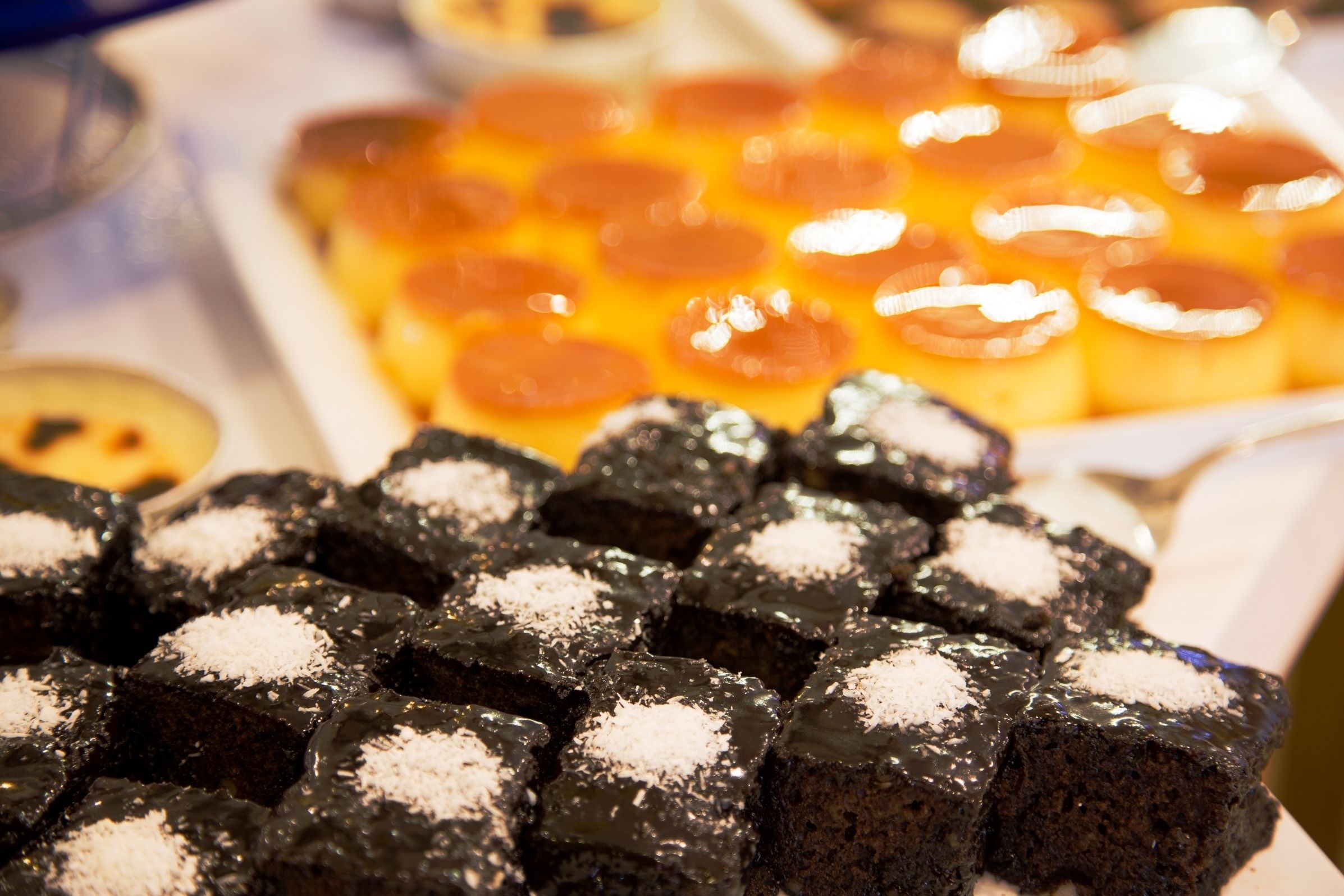 Verschiedene Desserts, darunter Brownies und ein Kuchen mit Orangenscheiben.