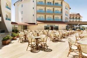 3 bares/lounges, bar ao lado da piscina, bar na praia