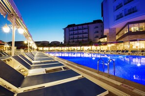 Indoor pool, outdoor pool - Ramada Resort by Wyndham Side (Manavgat)