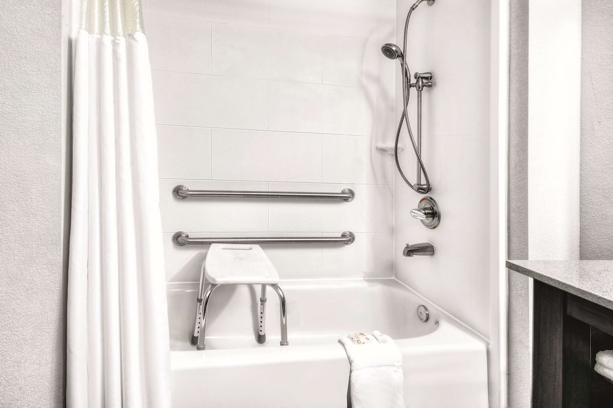 deluxe room, 1 king bed, accessible, non smoking (mobility, tub with grab bars) | premium bedding, pillow-top beds, desk, laptop workspace