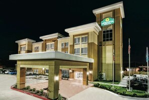 Exterior - La Quinta Inn & Suites by Wyndham Victoria - South (Victoria)