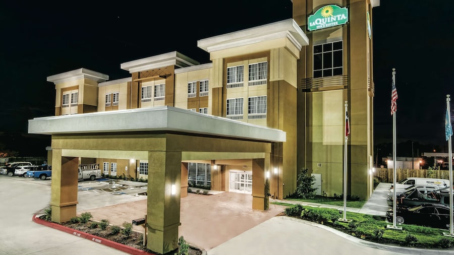 La Quinta Inn & Suites by Wyndham Victoria - South
