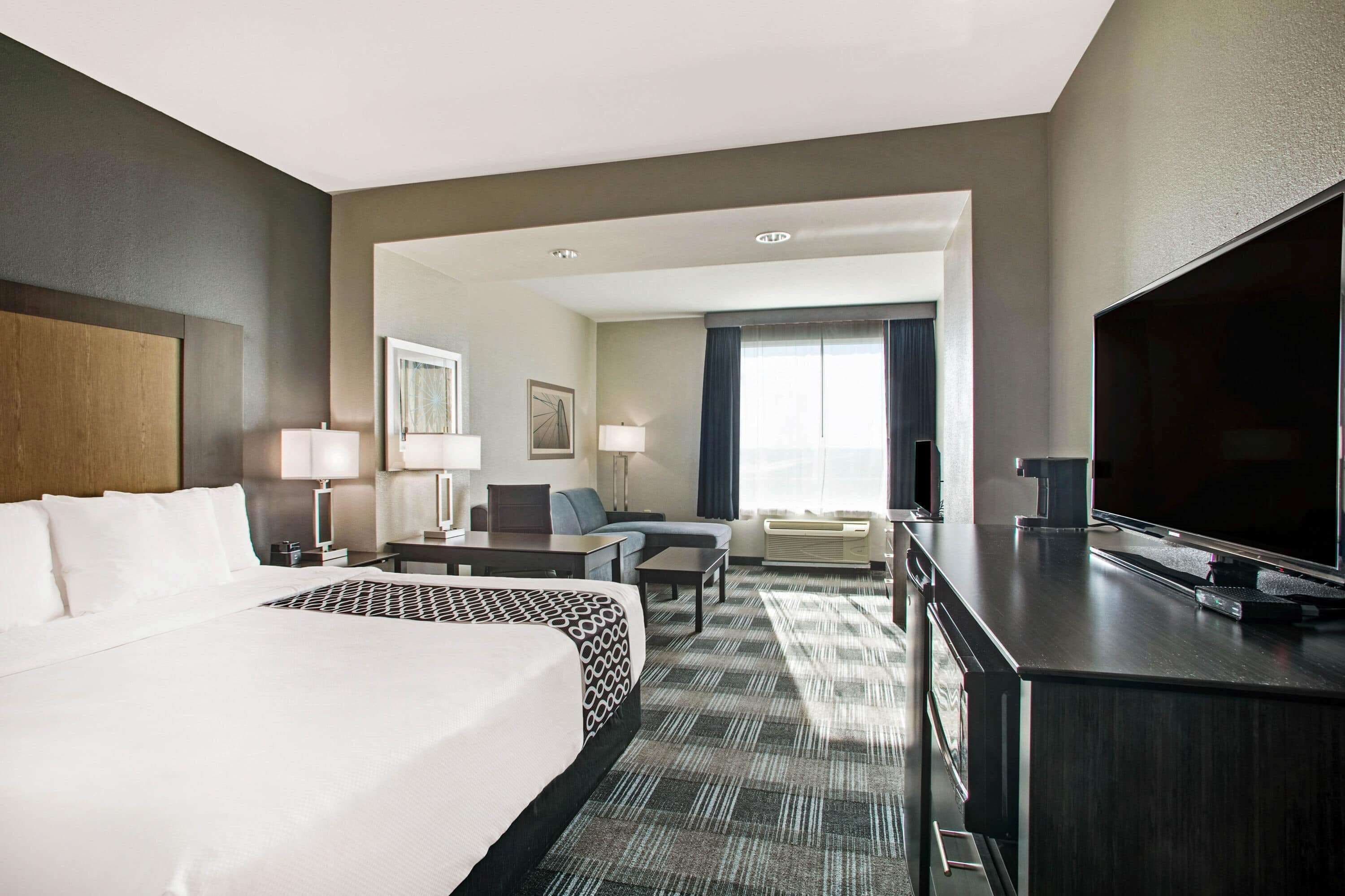 deluxe room, 1 king bed, non smoking | premium bedding, pillow-top beds, desk, laptop workspace