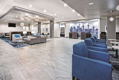 Lobby. La Quinta Inn & Suites by Wyndham Victoria - South