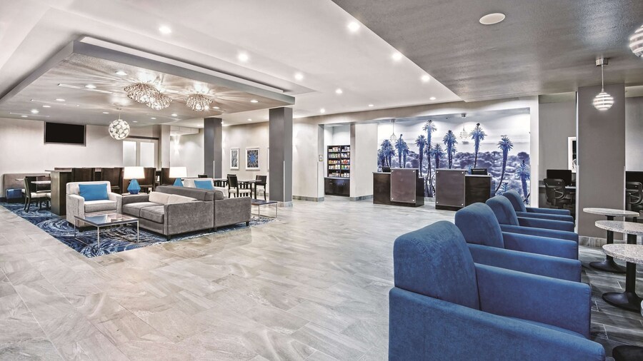 La Quinta Inn & Suites by Wyndham Victoria - South