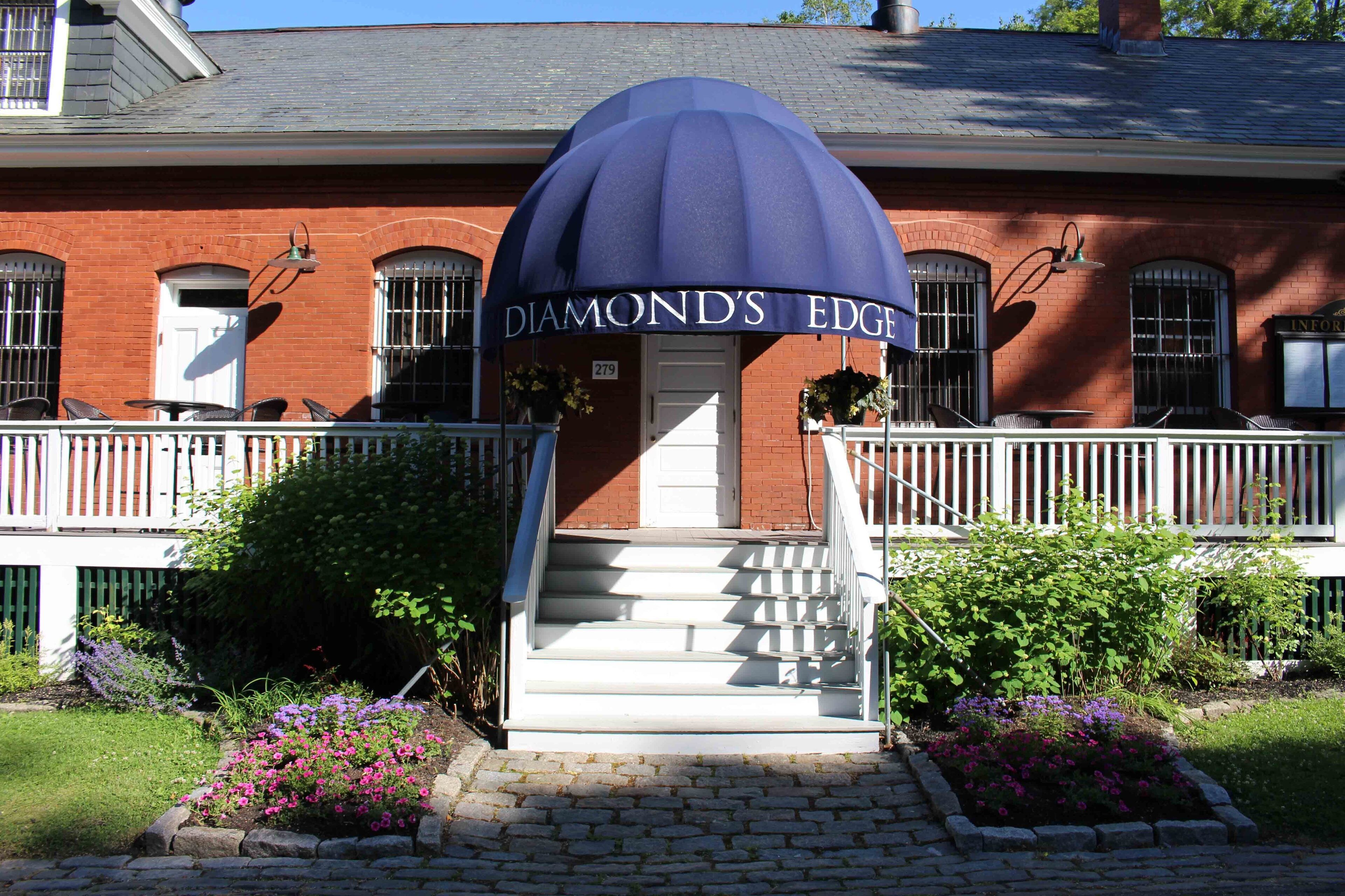 2 restaurants, lunch served