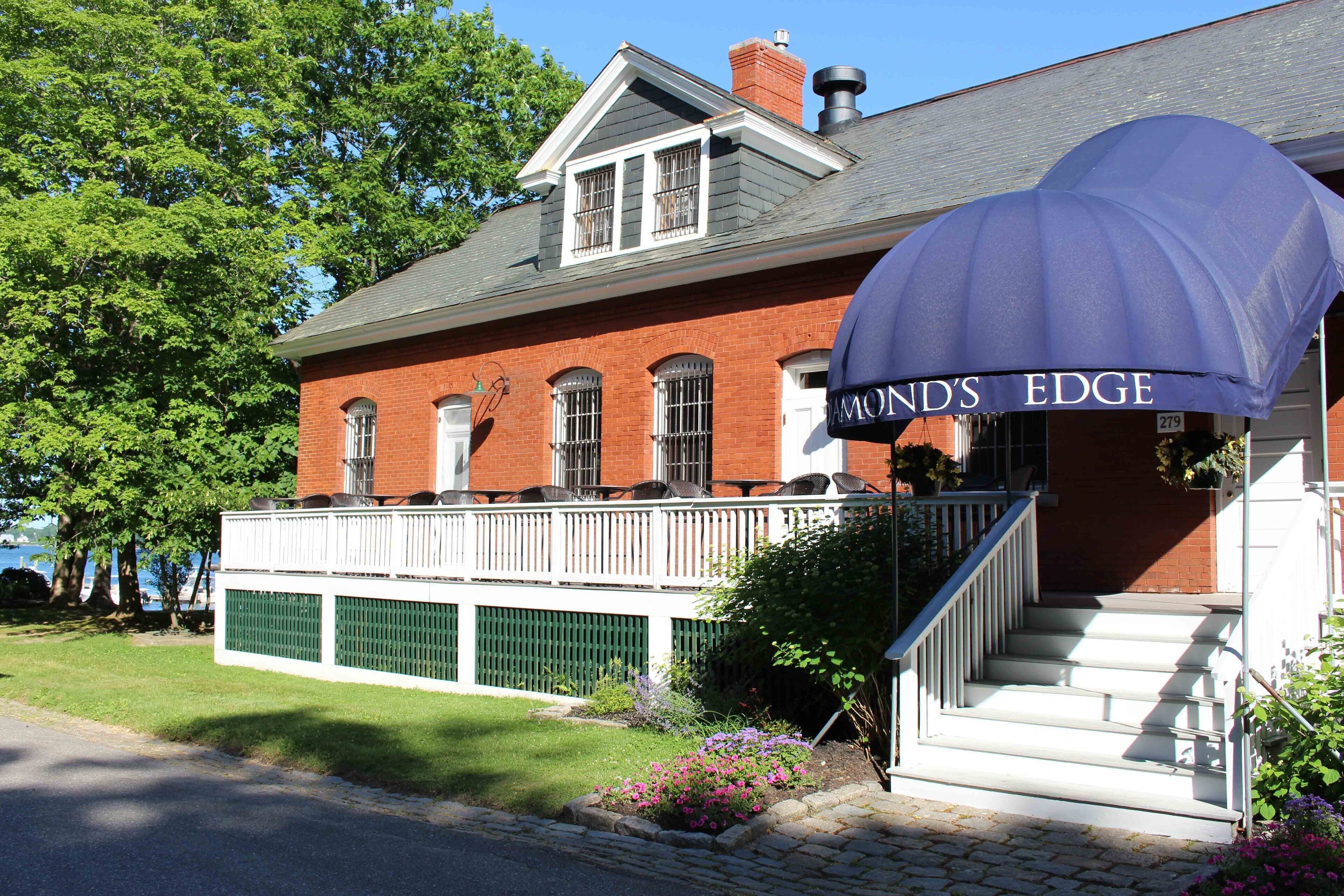 2 restaurants, lunch served