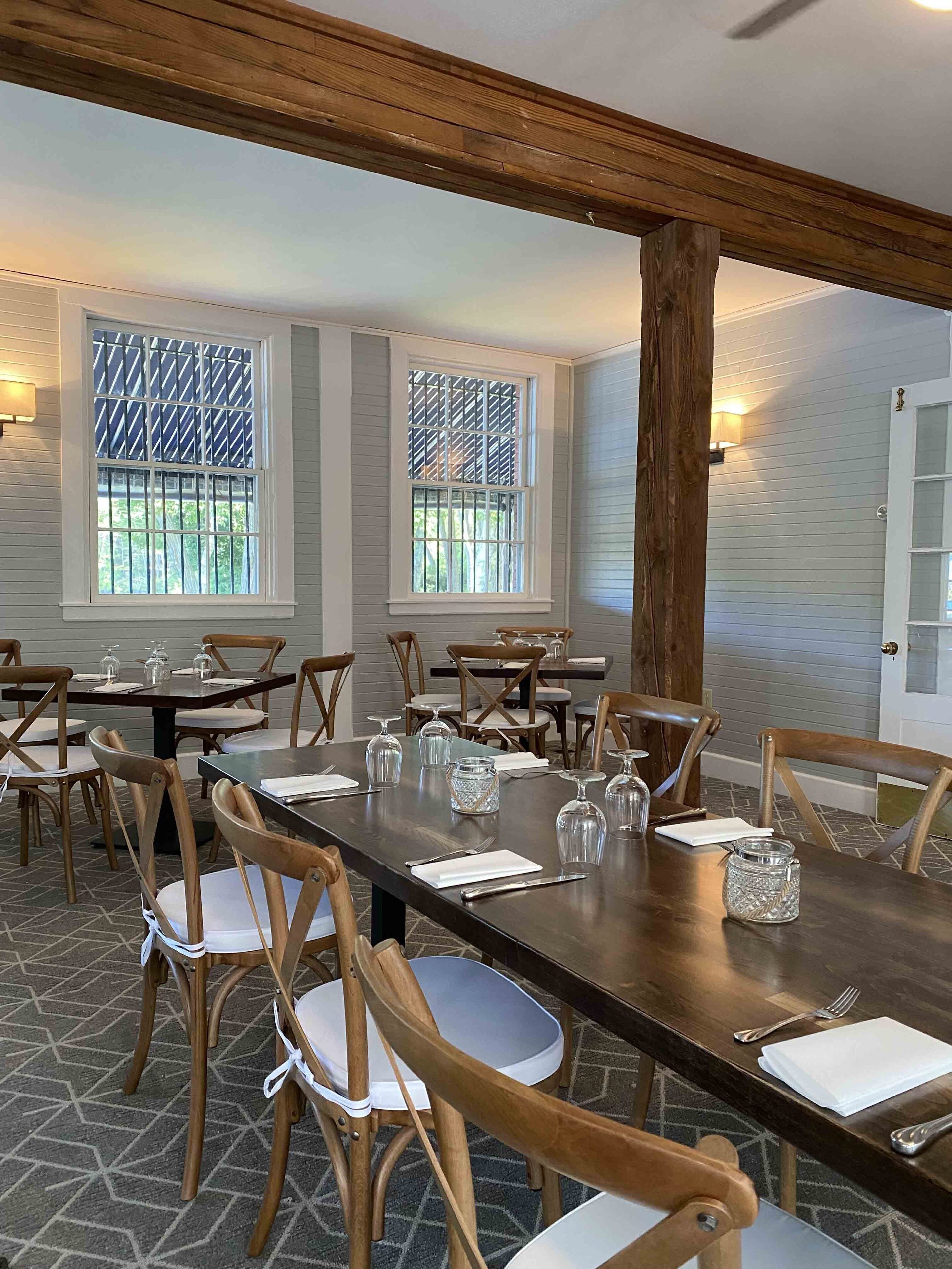 2 restaurants; lunch and dinner served