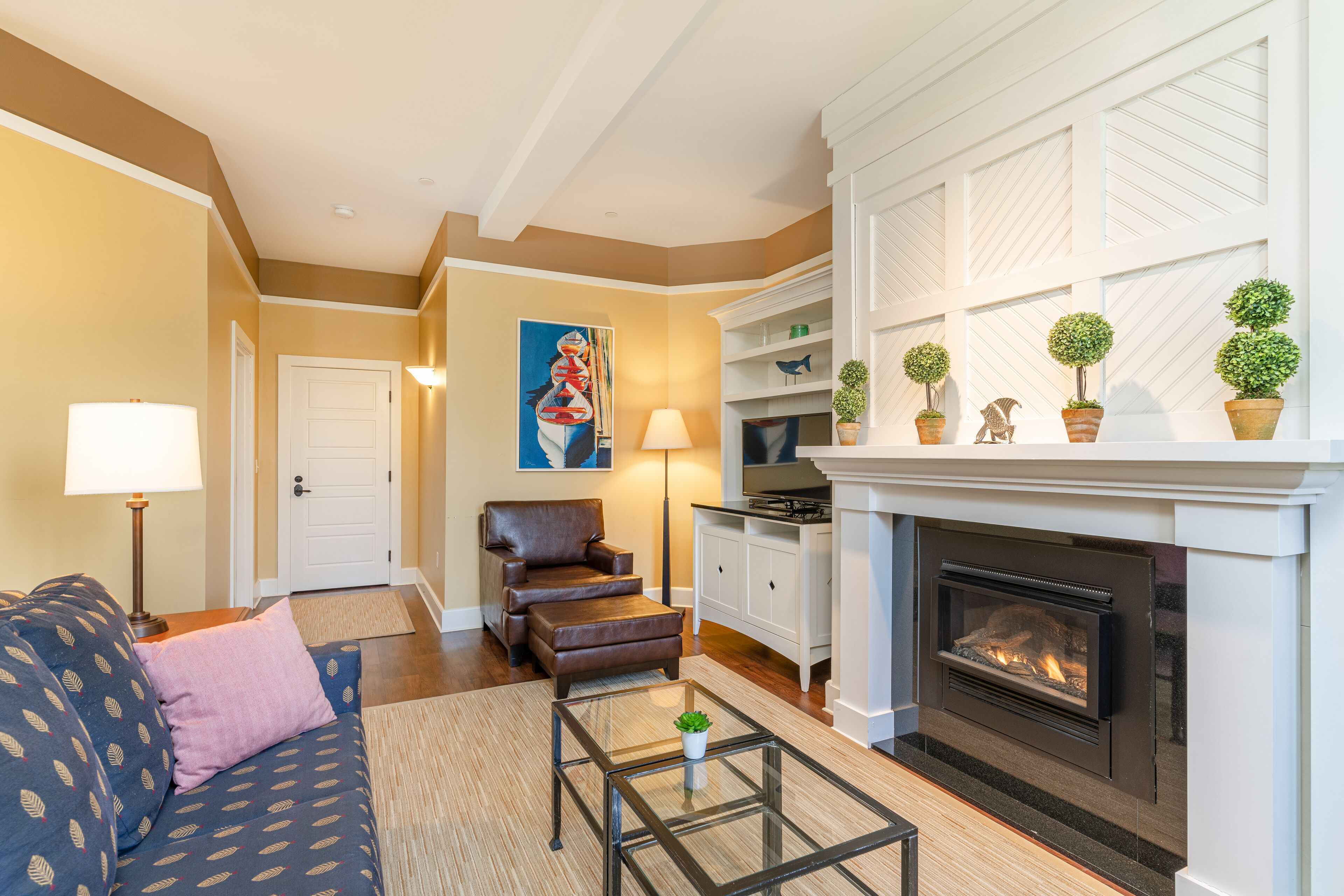 suite (king suite w/balcony - disability acc) | living area | flat-screen tv