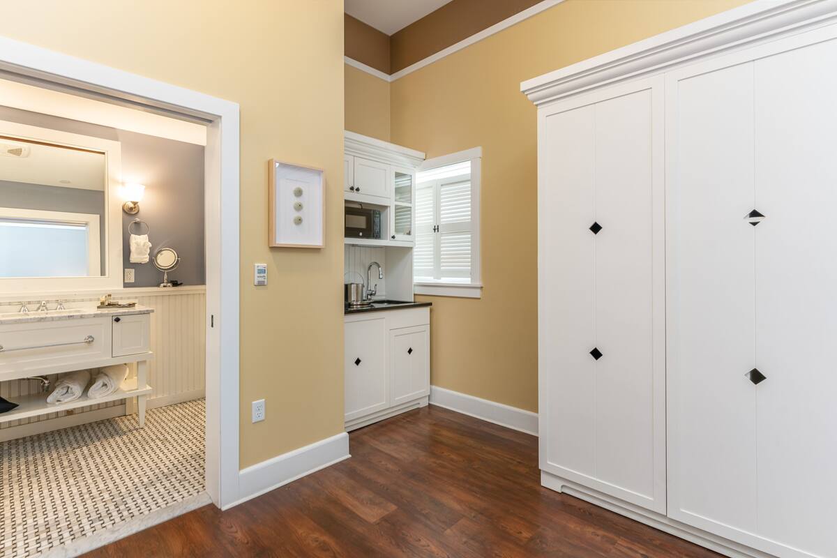 room (king room) | 1 bedroom, premium bedding, soundproofing, iron/ironing board