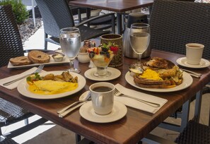 Desayuno completo todos los días (con cargo) 