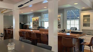 2 restaurants; lunch and dinner served
