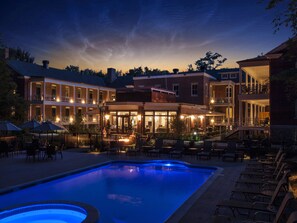 Alberca al aire libre y camastros