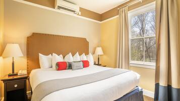 스위트 (King Suite w/Balcony - Disability acc) | 고급 침구, 방음 설비, 다리미/다리미판, 무료 WiFi