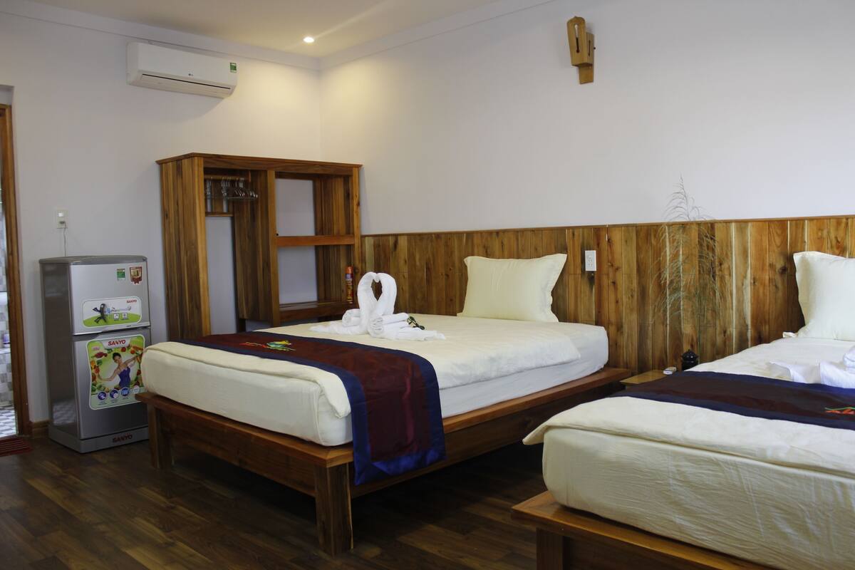 Apartment, 5 Bedrooms | Meja, kalis bunyi, Wi-fi percuma, cadar katil 