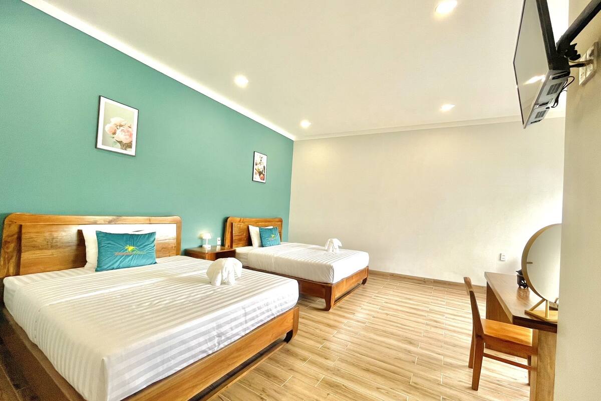 Apartment, 6 Bedrooms (Happy House) | Meja, kalis bunyi, Wi-fi percuma, cadar katil 