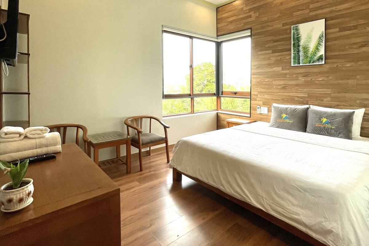 Family Villa, 5 Bedrooms | Meja, kalis bunyi, Wi-fi percuma, cadar katil 