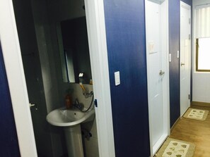 Regadera, amenidades de baño gratuitas, secadora de cabello