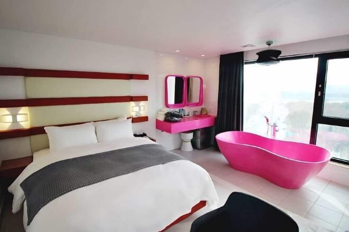 1 bedroom, individually decorated, individually furnished