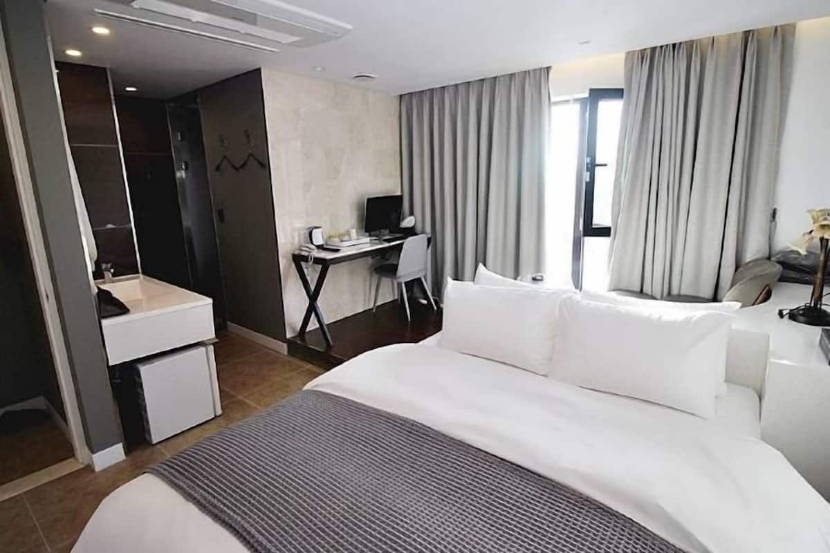 1 bedroom, individually decorated, individually furnished