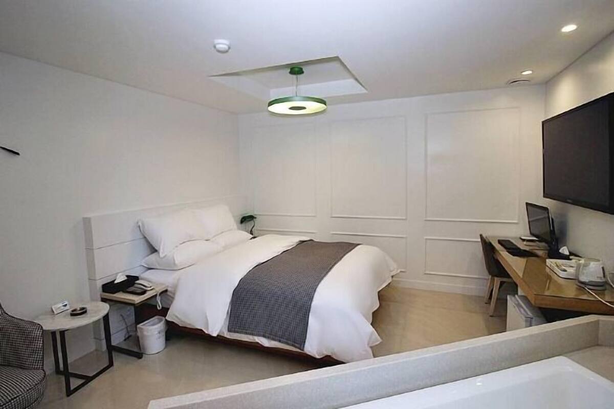 1 bedroom, individually decorated, individually furnished