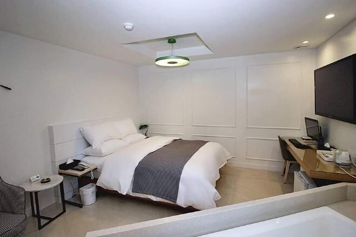 1 bedroom, individually decorated, individually furnished
