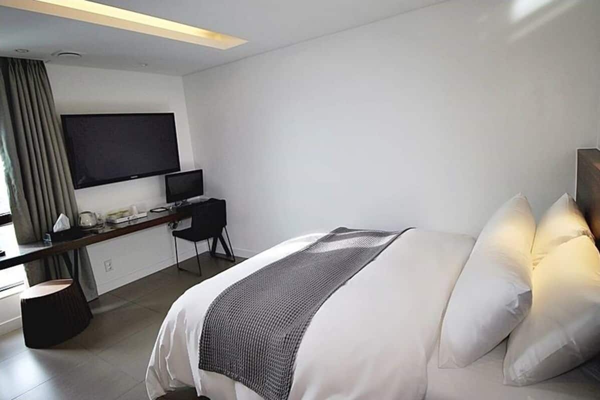 1 bedroom, individually decorated, individually furnished